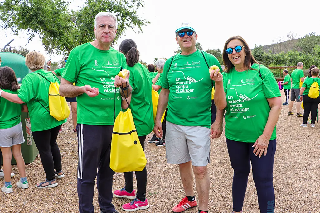 Jos&eacute; Lozano, Marciano S&aacute;nchez y Paloma Ram&iacute;rez, tomando la saludable merienda de fruta