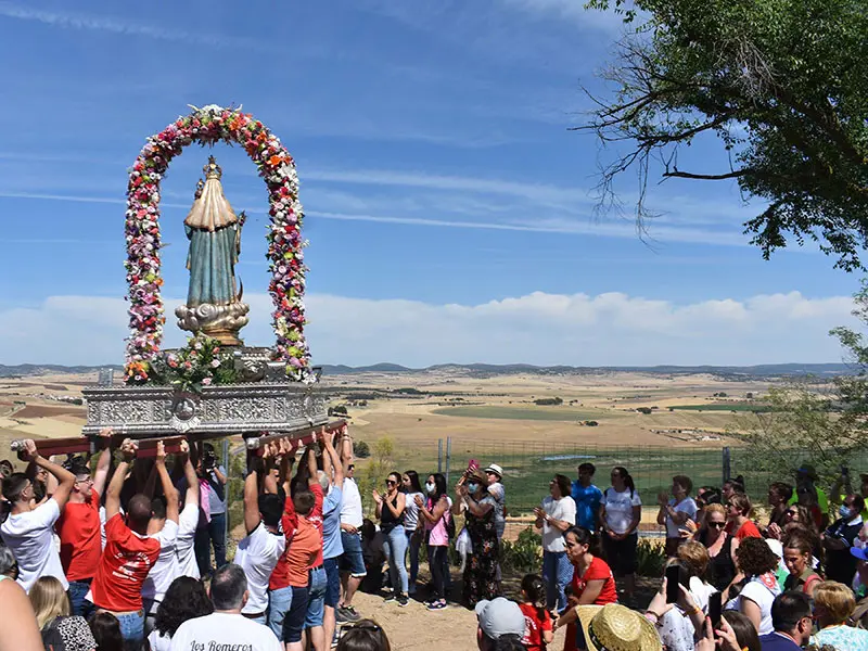 La Ermita de Alarcos ha vuelto a ser el punto de encuentro para todos los ciudadanos que han querido acompa&ntilde;ar a la virgen en su d&iacute;a.