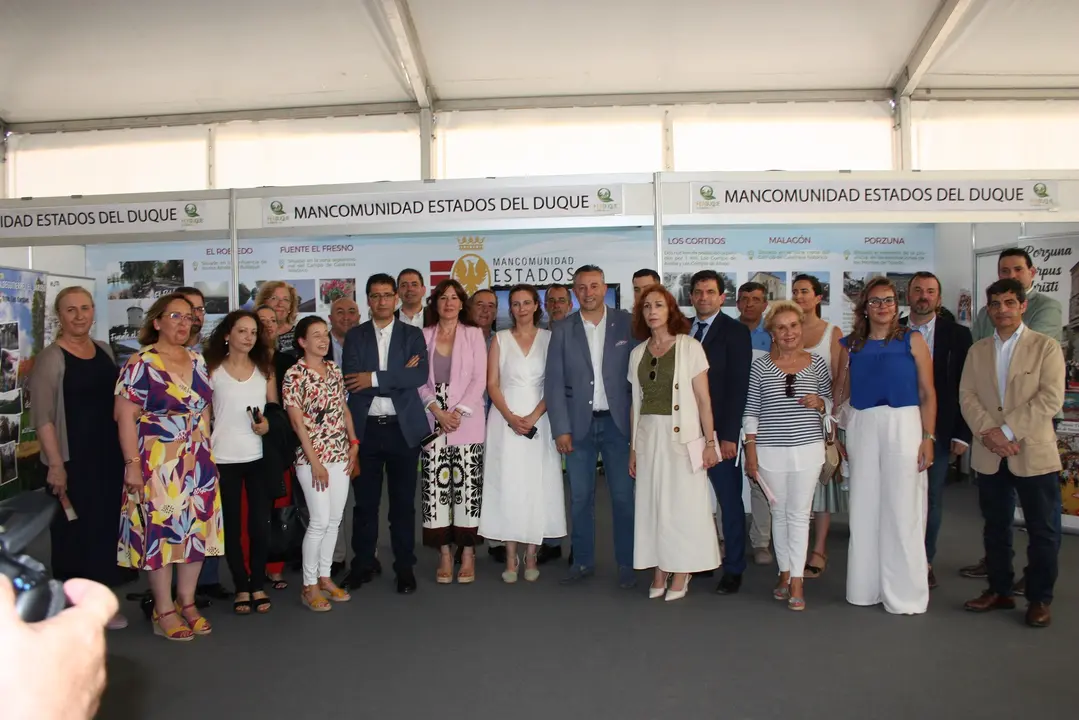 inauguracion ferduque, foto familia en stand