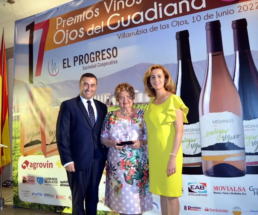 4 Medalla Honor Mijares con Presidente y secretaria El Progro