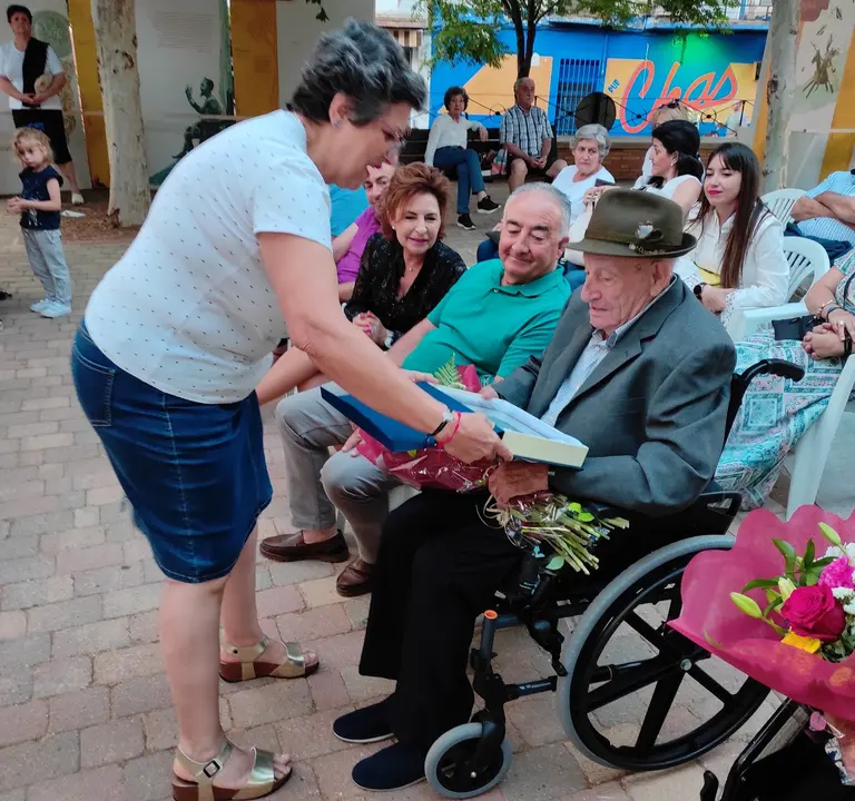 Semana Cultural, entrega placa y ramo homenajeado