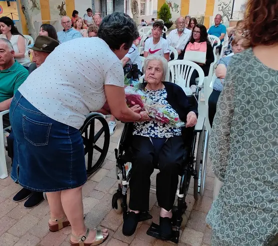 Semana Cultural, entrega placa y ramo homenajeada