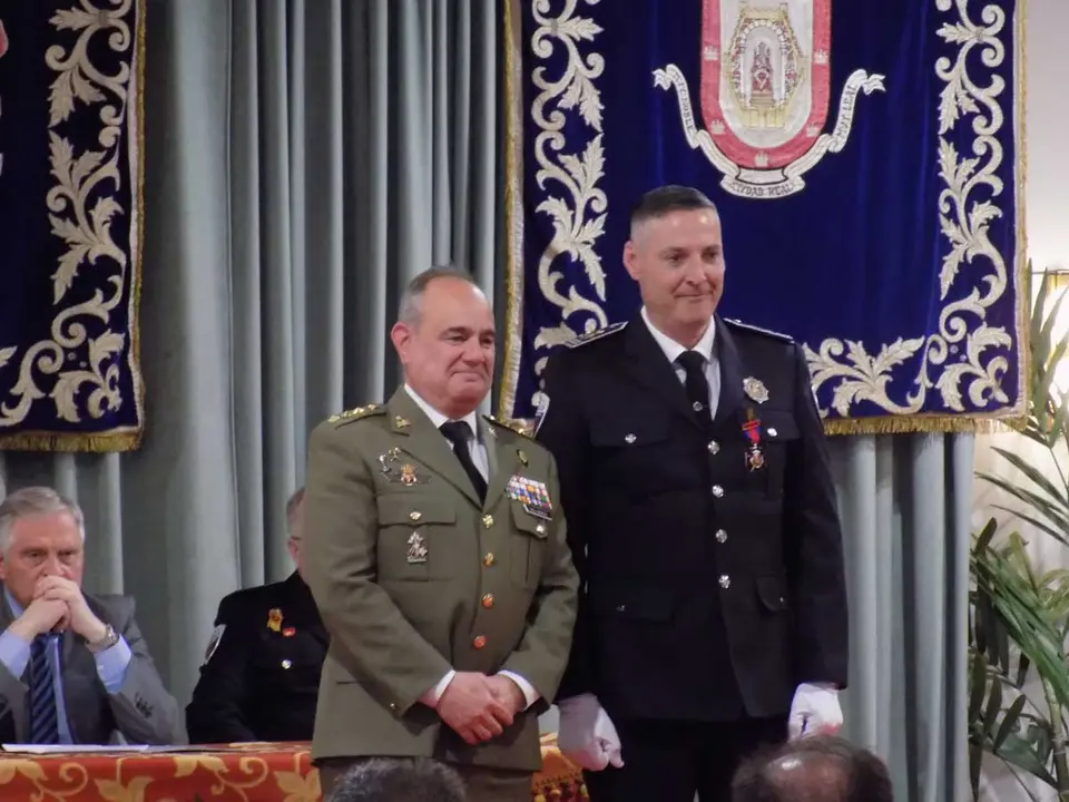 polic&iacute;a-premio-12