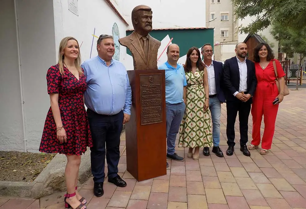 estatua-mar&iacute;n-vanesa-y-escultor