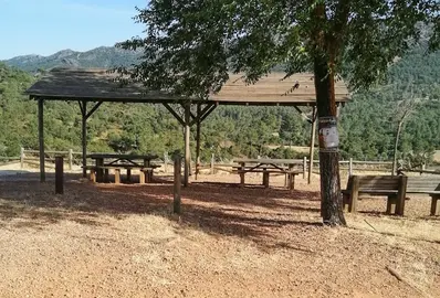 Merendero paisaj&iacute;stico ejecutado por el Ayuntamiento en Minas del Horcajo
