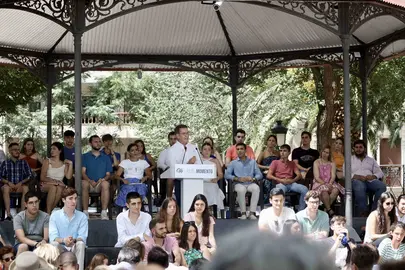 El l&iacute;der del Partido Popular, Alberto N&uacute;&ntilde;ez Feij&oacute;o, interviene durante un acto de campa&ntilde;a electoral del Partido Popular, en los Jardines del Prado