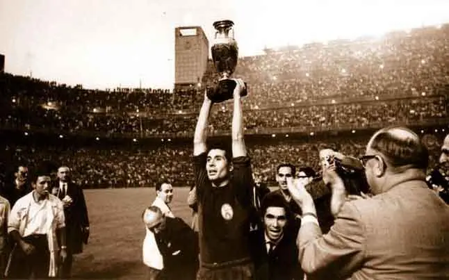 La selecci&oacute;n nacional espa&ntilde;ola de f&uacute;tbol gana su primera Eurocopa. Fuente: eldesmarque.com