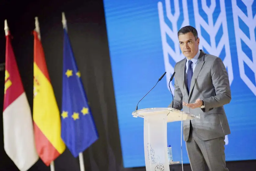 11/05/2022 El presidente del Gobierno, Pedro S&aacute;nchez, en Fenavin.

El presidente del Gobierno, Pedro S&aacute;nchez, ha anunciado este mi&eacute;rcoles una inversi&oacute;n extra de 800 millones de euros m&aacute;s all&aacute; de los 1.000 millones contemplados en el PERTE para la cadena agroalimentaria que ir&aacute;n destinados para que el sector primario acometa una transformaci&oacute;n de su industria en torno a la mejora de la gesti&oacute;n del agua y la modernizaci&oacute;n de su uso.

ECONOMIA 
EUROPA PRESS/EUSEBIO GARC&Iacute;A DEL CASTILLO
