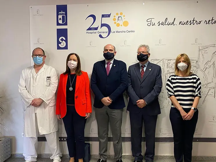 La alcaldesa Rosa Melchor, junto a la teniente de alcalde y concejala de Sanidad, Ana Isabel Abengózar, han asistido esta mañana a la inauguración de las X Jornadas de Actividad Científica de Enfermería en el Hospital Mancha Centro.