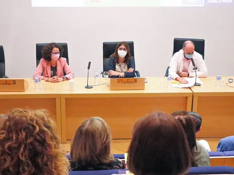 La directora gerente del Sescam en la inauguración de la jornada.