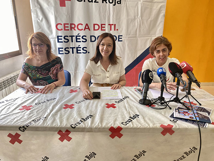 La programación fue presentada en la tarde de ayer jueves en la sede de Cruz Roja por la presidenta de la organización Conchi Herrera, en un acto al que asistieron la alcaldesa, Rosa Melchor y la concejala de Servicios Sociales, Patricia Benito.