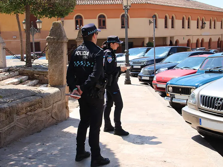 Polic&iacute;a-multando-a-un-coche