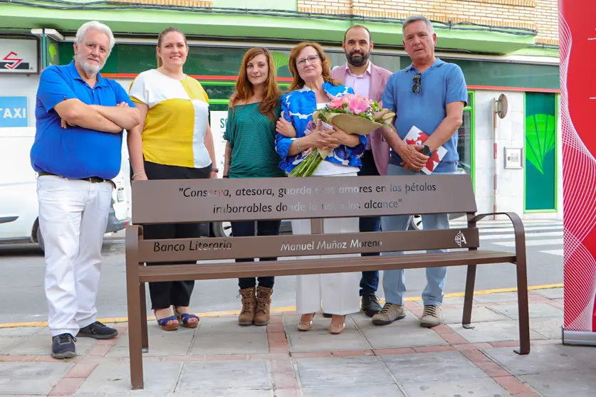 Julio Criado y Estela Céspedes y Jesús Ruiz y Ventura Huertas, junto a la hija y esposa de Manuel Muñoz, posando con el banco dedicado a su memoria