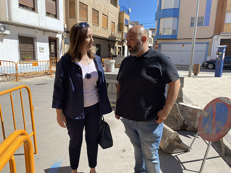 La alcaldesa de Alcázar de San Juan, Rosa Melchor, y el concejal de Urbanismo, Javier Ortega, han visitado las obras que se llevan a cabo en la calle Horno y calle Comadre.