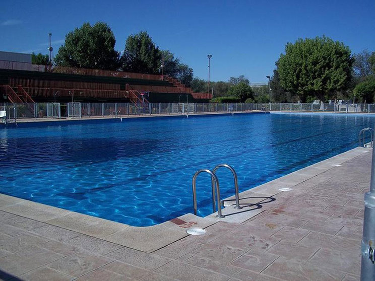Las piscinas municipales se abrirán el día 20 según explicaba el concejal de Deportes, Javier Ortega.