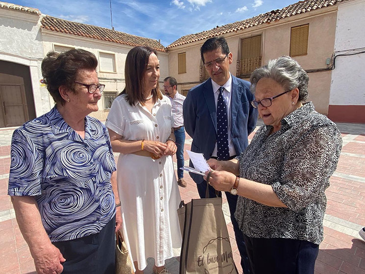 Durante su visita a las plazas, la alcaldesa alcazareña y el presidente de la diputación recibieron las opiniones favorables del resultado final de las obras, por parte de un numeroso grupo de vecinos.