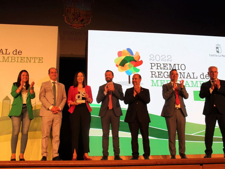 La alcaldesa de Alcázar de San Juan, Rosa Melchor, recogió el galardón durante el acto, al que asistió junto a Ana Isabel Abengózar, teniente de alcalde y diputada regional y Pablo Pichaco, concejal de Medio Ambiente.