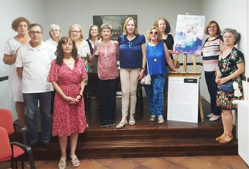 Ayer en el Club de Lecturas de Almodóvar del Campo, al que pertenecen Carmen de Gregorio y Aurora Rey, durante la lectura de 'La niña que soñaba en azul'