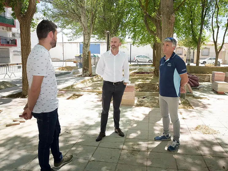 Tanto el arquitecto técnico municipal, Valentín Tébar, como el encargado de obras municipal, Armando Serrano, informaron al alcalde que las obras están dentro de los plazos iniciales.