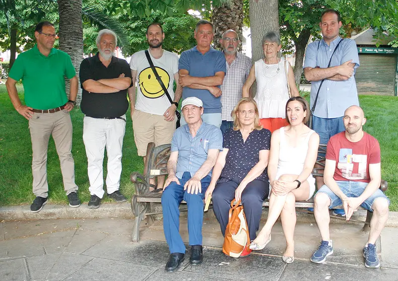 José González Ortiz en su 'Banco Literario' junto a familiares, amigos y autoridades