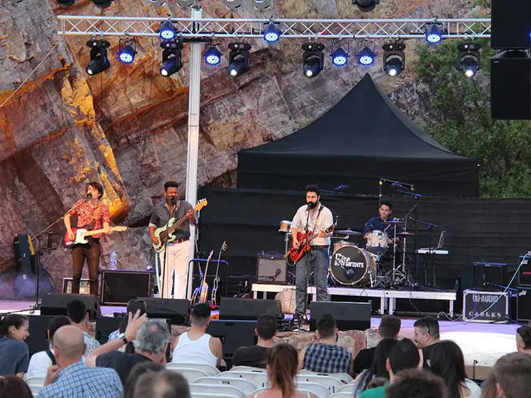 Desde las 19:00h tuvo lugar una molienda tradicional y con el ocaso, comenzó el concierto del grupo madrileño Tangerine Flavour  al que siguió The Fatty Farmer.