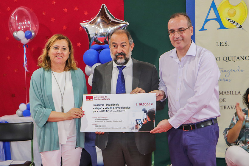 Premio colectivo para el IES 'Alonso Quijano' recogido por su director, Luis López Forján (dcha.)