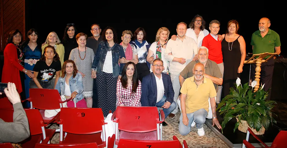 Poetas, autoridades y organizadores posando en el Patio de Comedias de Torralba de Calatrava