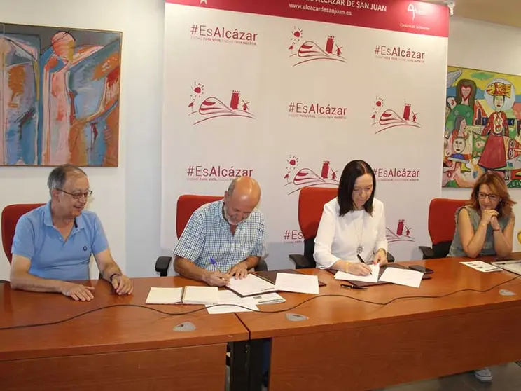 La alcaldesa de Alcázar de San Juan, Rosa Melchor, y el vicepresidente de la Asociación Luz de la Mancha, Juan Garrido, han firmado esta mañana el primer convenio de colaboración entre el Ayuntamiento y la asociación por valor de 5.000 euros. A la firma han asistido también la concejala de Servicios Sociales, Patricia Benito, y Joaquín Arias, miembro de Luz de la Mancha.