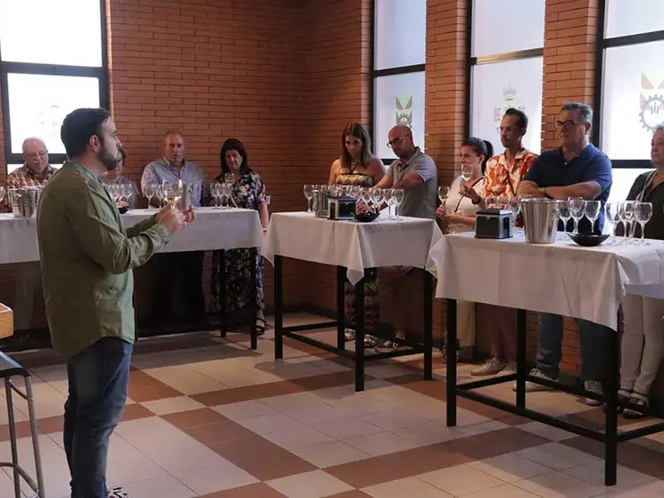 La cata ha contado con las directrices del técnico superior vitivinícola José Manuel Romero.