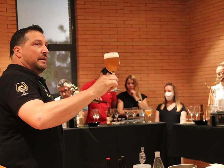 Carlos Ramón López, de la Asociación de Cerveceros Caseros Españoles, ha dado a conocer el proceso de elaboración de esta bebida a los asistentes.