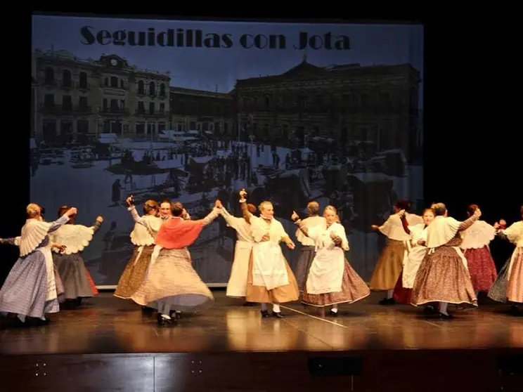 Más de un centenar de alumnas y alumnos participaron en la clausura del curso bailando jotas, seguidillas o manchegas, así como folklore de otras regiones como Andalucía o Galicia.