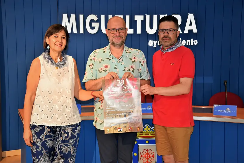 presentación festival folclore, presidenta, concejal y tesorero