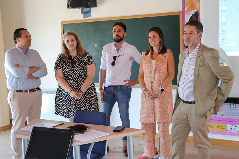 Representantes de SFC Formación, profesorado y la concejala de Turismo de Almodóvar del Campo