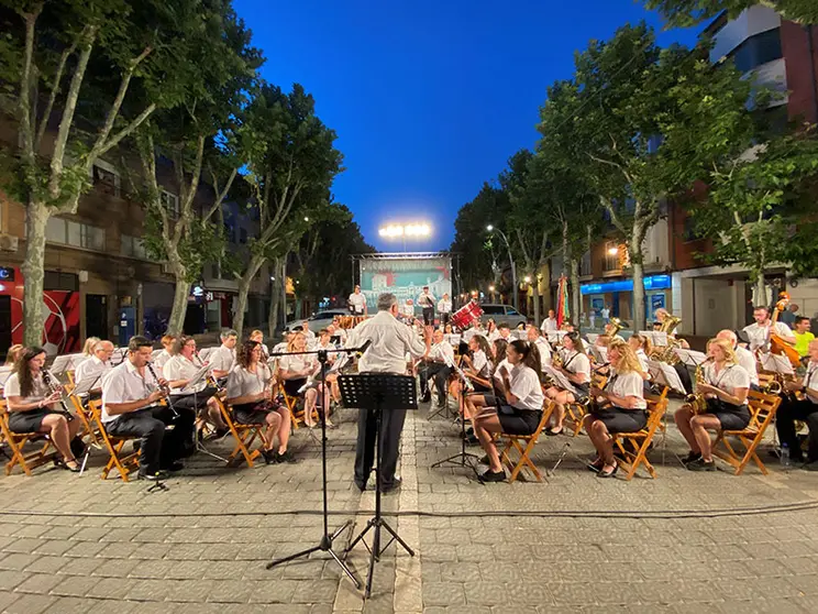 La Asociación Banda de Música de Alcázar de San Juan, presentaba ayer en Escenarios de Verano “Homenaje al Pasodoble”.