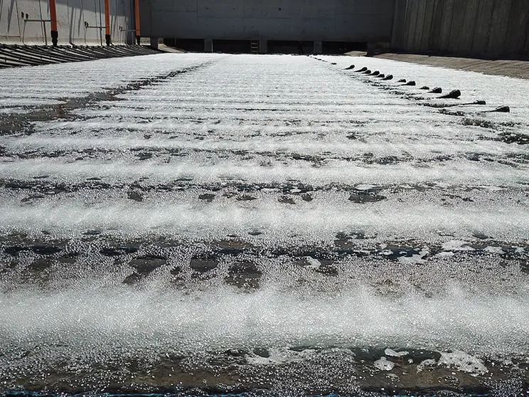 El sistema consiste en unos difusores planos de alta eficiencia que permiten maximizar el contacto aire-agua y reducir la acumulación de zonas muertas en el fondo de la balsa, así como la acumulación de fango, lo que supone una mejora en la disponibilidad de oxígeno y una disminución de la necesidad de aire.