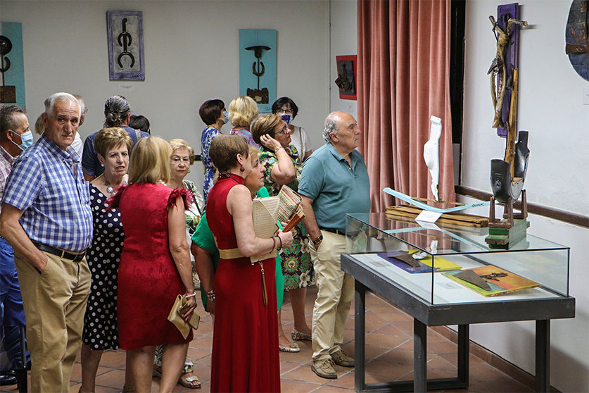 El público, visitando la exposición de Ruiz