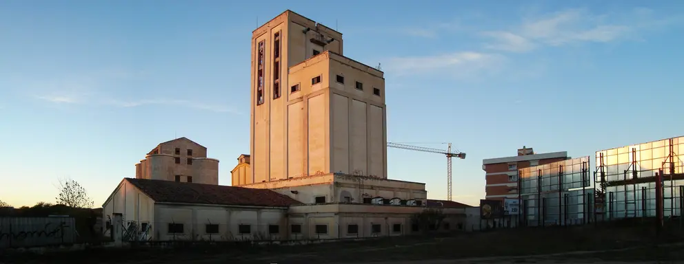 Silos_en_Ciudad_Real_1_(3053646438)