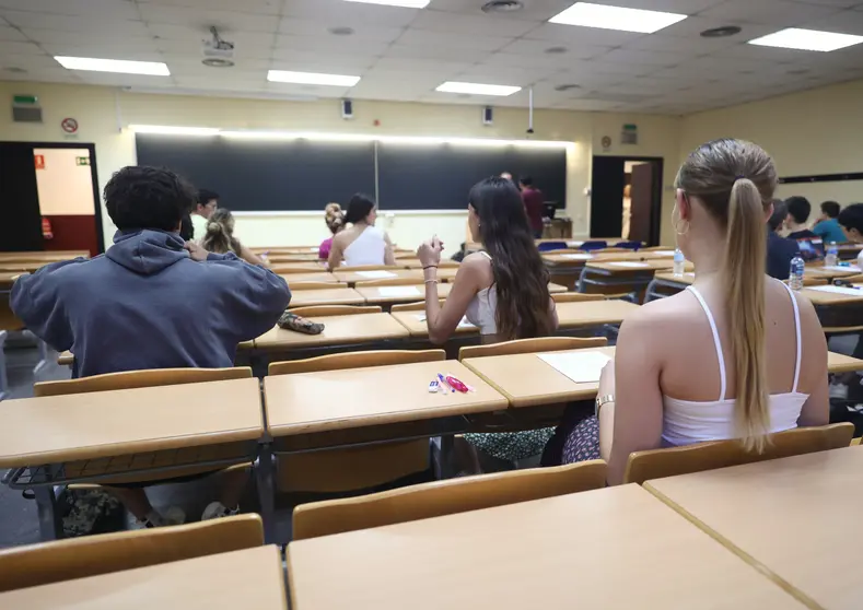 EuropaPress_4555805_varios_estudiantes_aula_facultad_matematicas_antes_comenzar_examenes