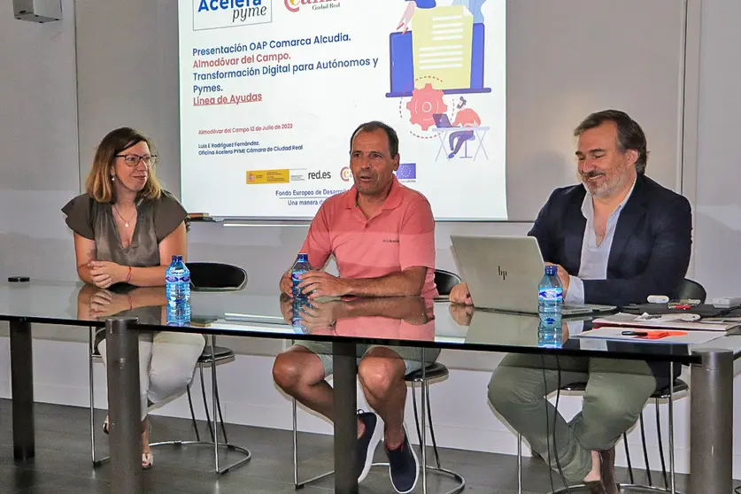 Pilar López de Toro, José Carlos Soler y Luis Rodríguez, en la apertura de acto