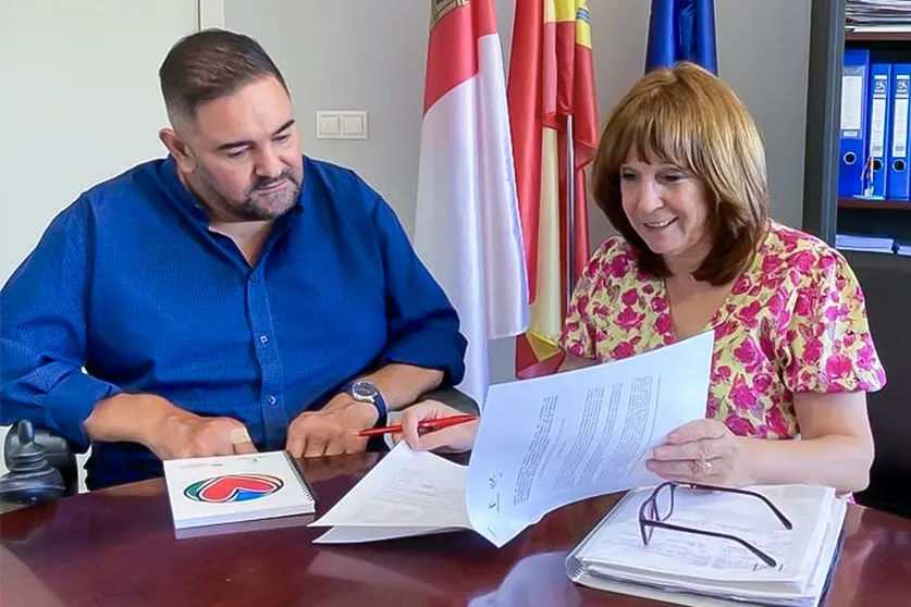 Sergio Gijón y Manoli González, durante la reunión en la Delegación Provincial de Bienestar Social