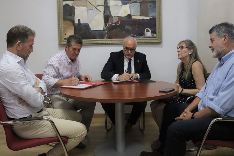 Firma-del-convenio-de-colaboración-entre-Ayuntamiento-y-AECC-2022-(2)