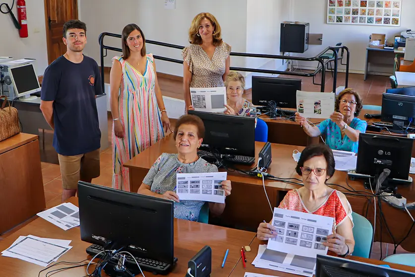 Varias de las participantes muestran algunas de las fichas de trabajo