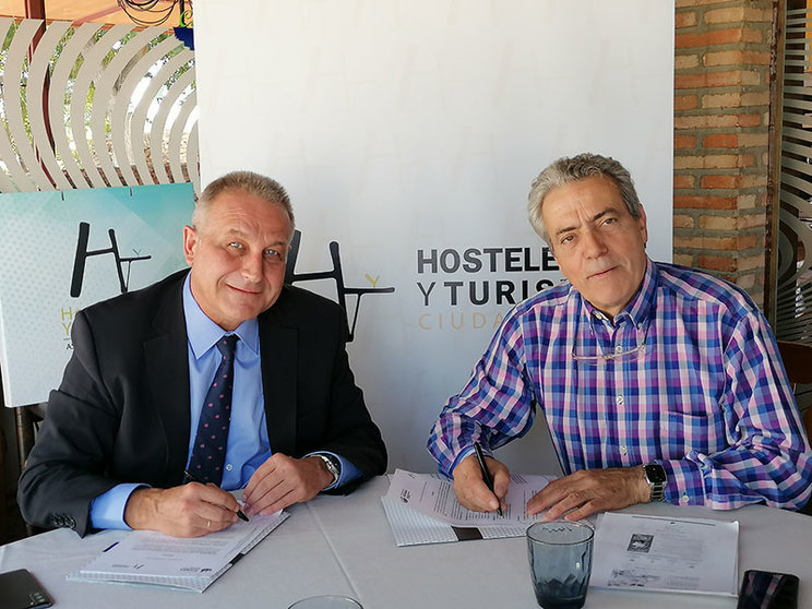 Momento de la firma del acuerdo: José Crespo Garcia (Pte APEHT CR) y Jesús Moreno , director territorial de ACUNSA zona Centro e Islas.