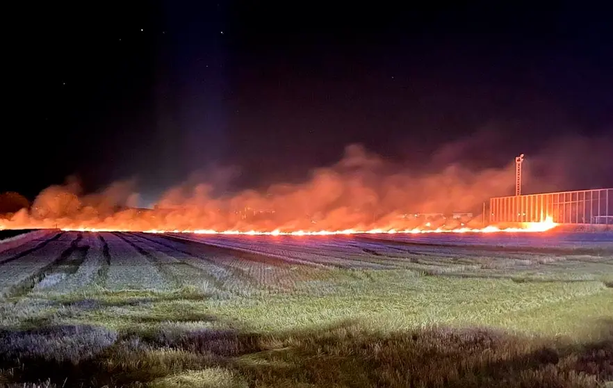 Imagen del aparatoso incendio junto a la ciudad deportiva a la derecha