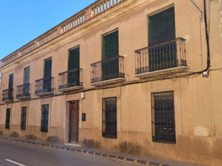 La Casa-Tercia situada en la calle del Santo lindando con la callejuela de San Sebastián de Granátula.