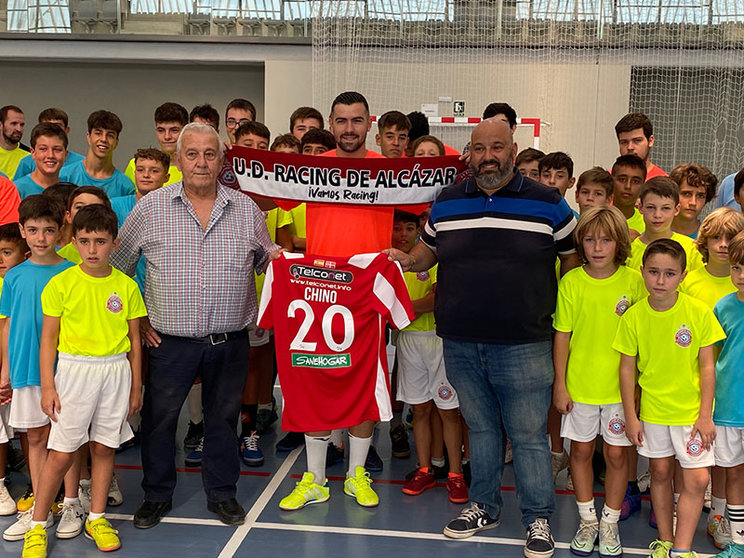 El jugador ha recibido una camiseta de recuerdo del campus y ha compartido fotografía con los asistentes a este encuentro anual al que acudía el concejal de Deportes, Javier Ortega.