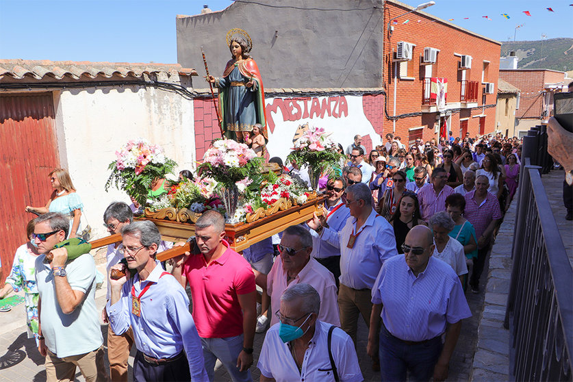 La procesión a su paso por la calle Calvario