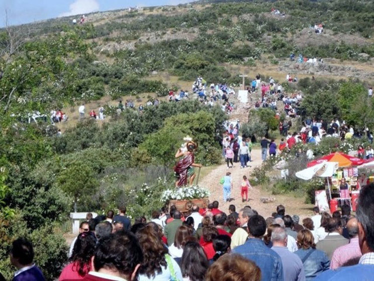 La Fiesta de la Cruz de Mayo se celebra en la ermita de San Cristóbal, en un paraje denominado "Mirador de La Mancha".