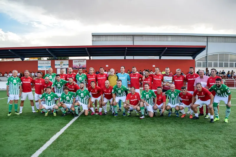 Tras el saque de honor de la Reina de las Fiestas 2022, Carla Triguero, el alcalde de Pozuelo de Calatrava, Julián Triguero hizo entrega de una placa conmemorativa al capitán del Real Betis Balompié.