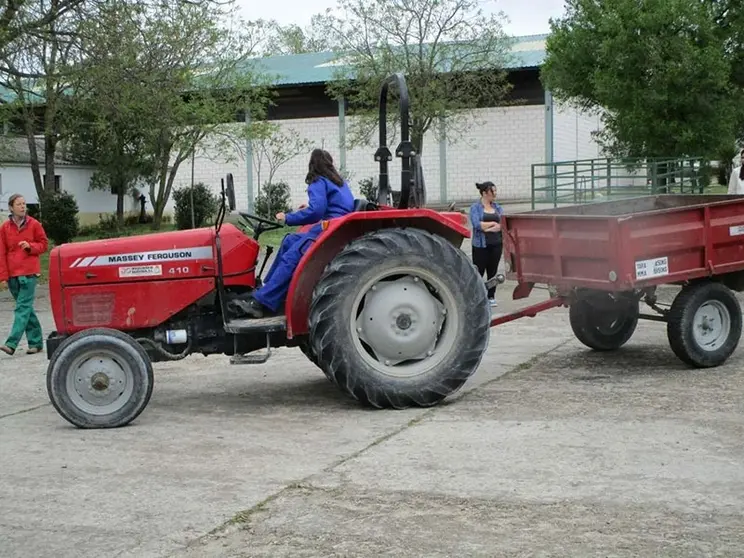 Mujer conduciendo un tractor.